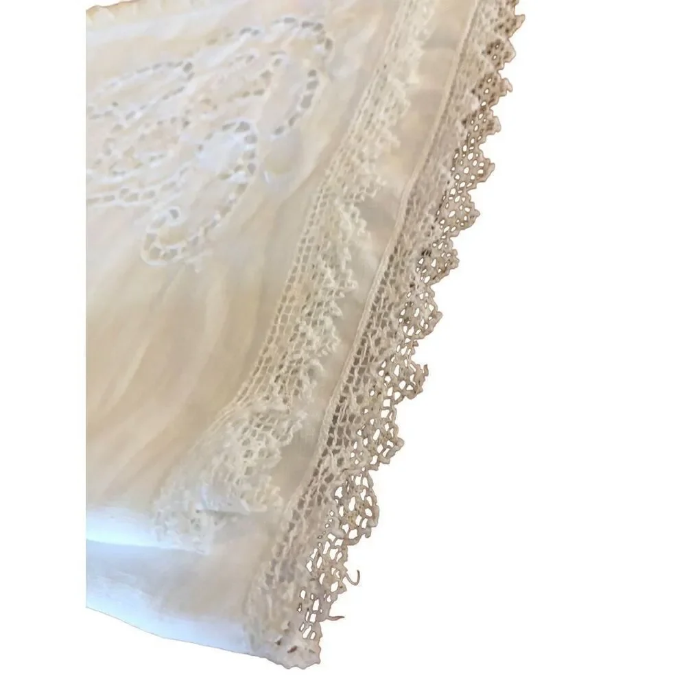 Set of 6 Vintage White Cotton Dinner Napkins w lace cutout details—17” Square